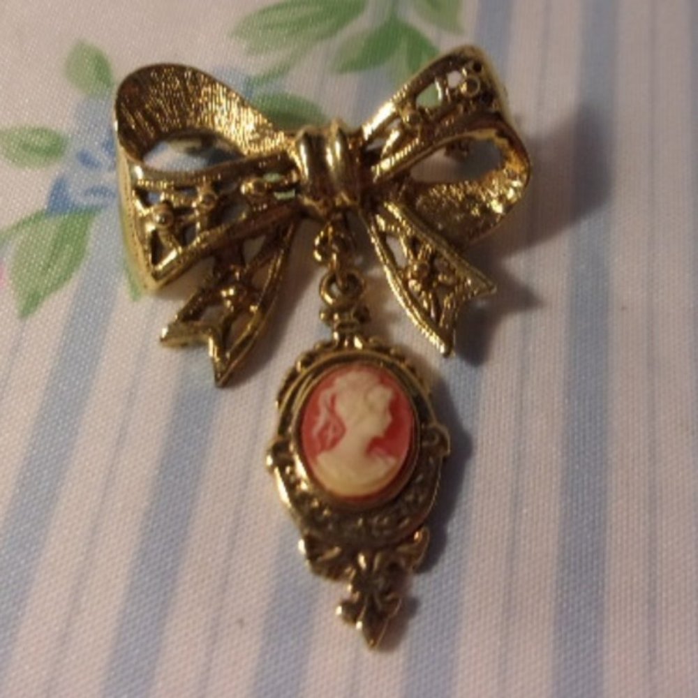 "Gold Tone Bow Cameo Dangle Brooch "